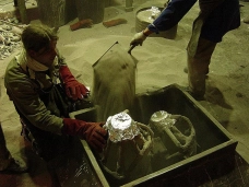 Ceramic molds are placed in sand Ceramic molds are placed in sand