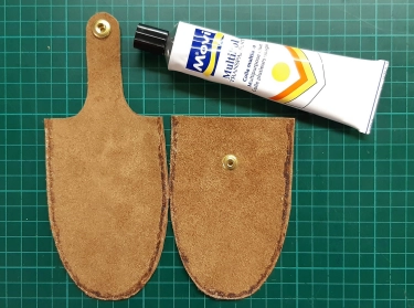 The edges are glued and the snaps have been placed The edges are glued and the snaps have been placed