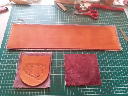 Glueing on the lining Glueing on the lining