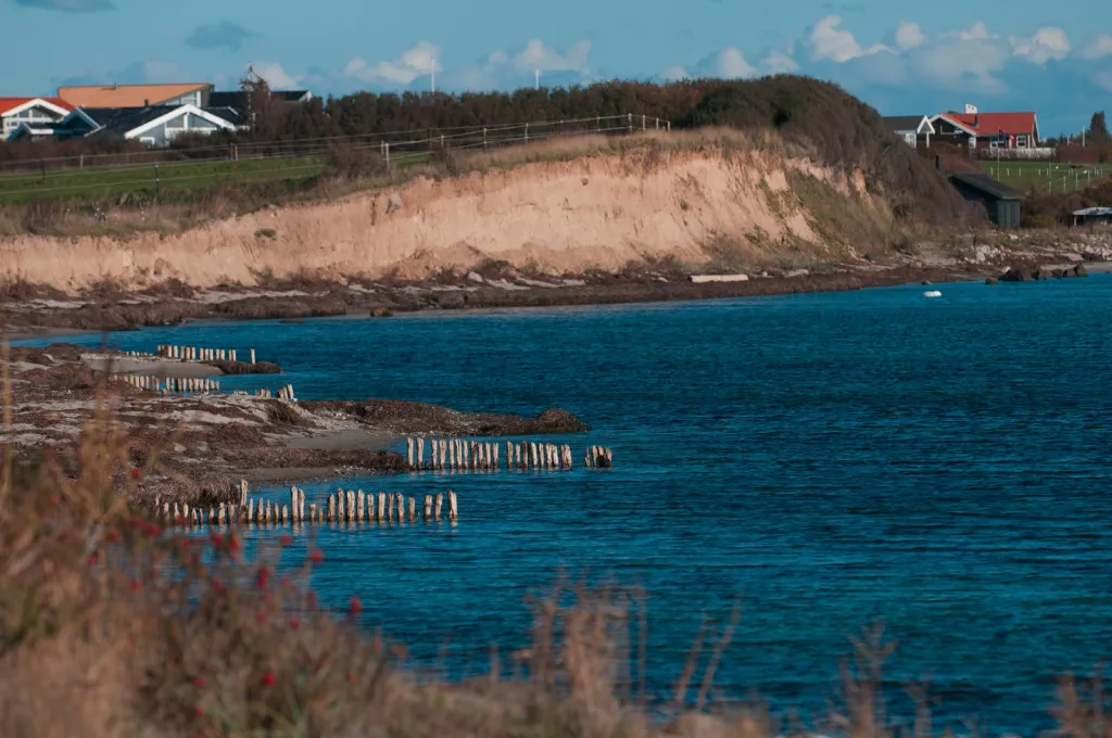 Houses no problem - Even in areas where house are built close to the coast, there\'s normally full access to the beach and the water